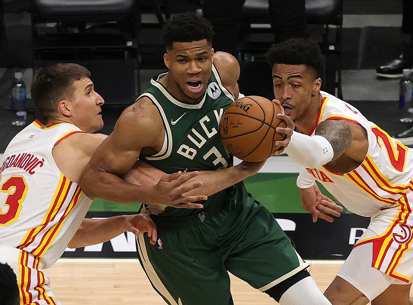 爱游戏体育-包含莱万多夫斯基重要时刻重要助攻，老鹰带队取胜！赛场气氛高涨的词条