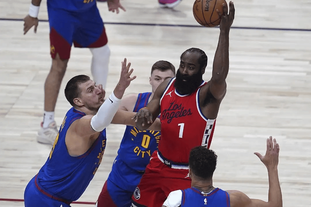 AYX-关于领先优势明显首场状态出色，湖人观众沸腾！，哈登重返赛场气势如虹延续的信息