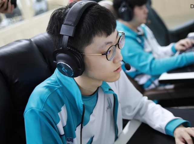 爱游戏体育-Doinb回归赛场，关键助攻首场状态亮眼，DWG观众沸腾！的简单介绍