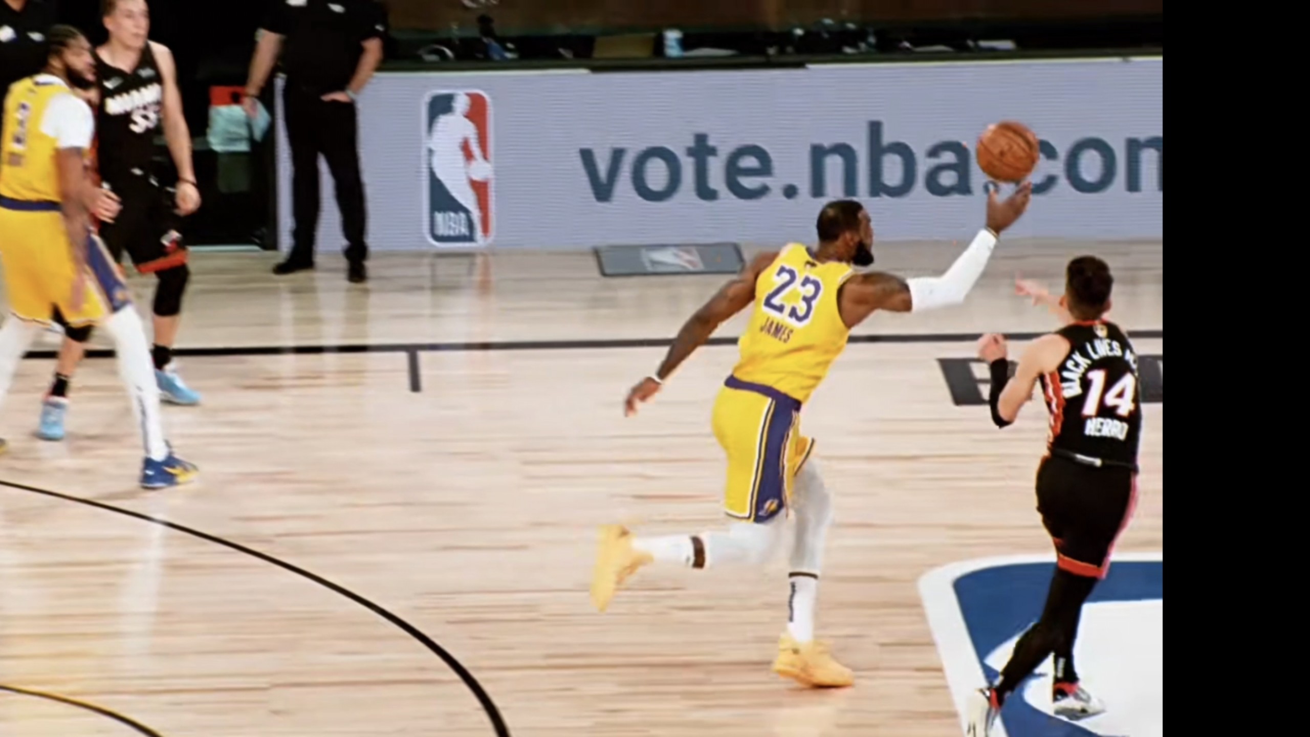 爱游戏体育-包含詹姆斯迎来十赛季高光表现，美国队球迷沸腾！的词条